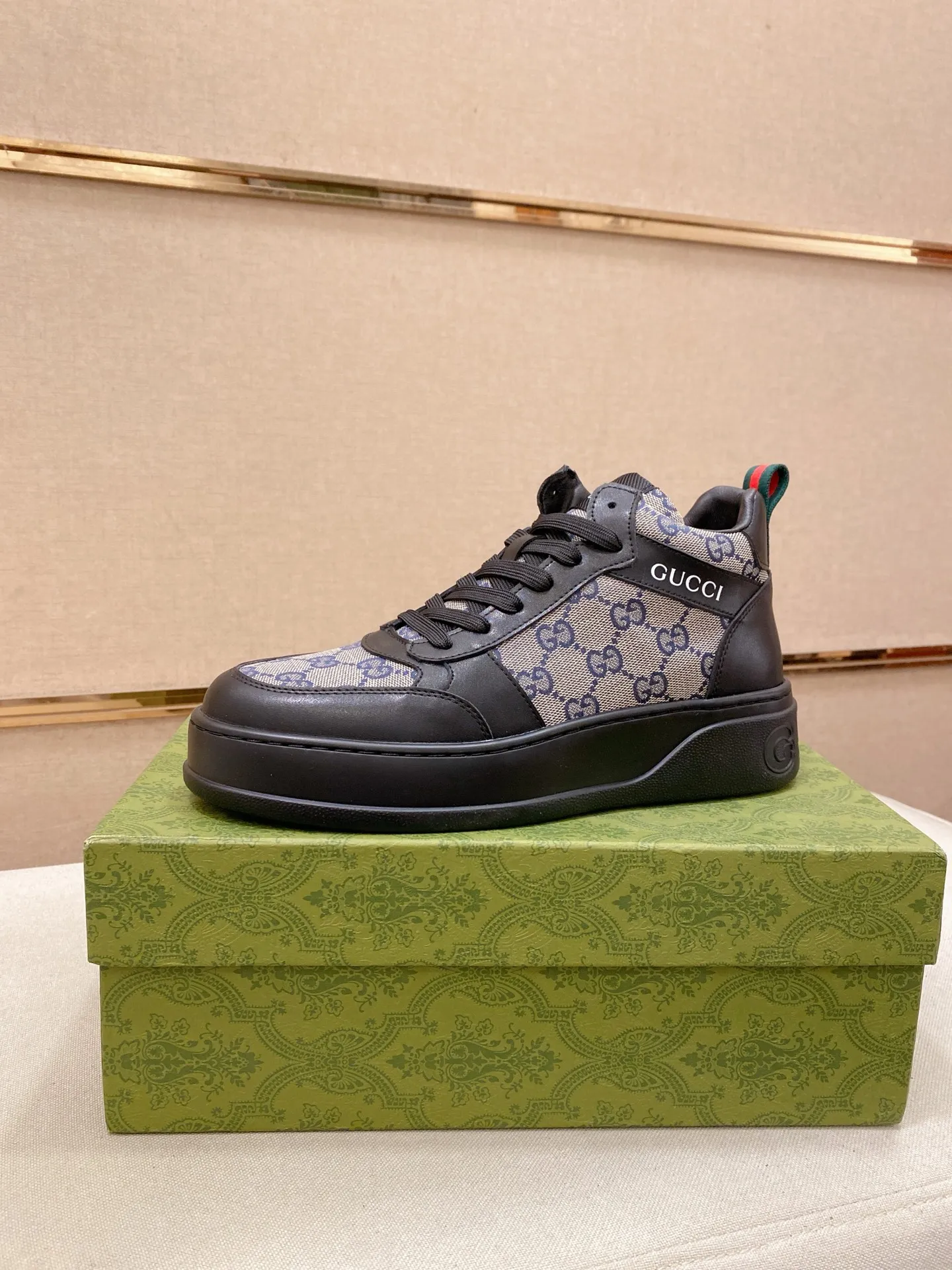 Factory price: 442💰 (GUCCI) The latest model from the official website🎁🎁Casual and fashionable men's shoes👟, hot style💥The style is simple and elegant, exclusive for trendy men. Unique official website's latest brand elements👑original Gucci decoration, fashionable and generous, the fabric is original cowhide ✅sheepskin lining, the official website specifies wear-resistant casual outsole, the classic model is taken in kind at the counter🎬38-44 (can be customized for 45 non-refundable)